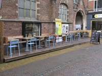 906604 Gezicht op het kleine buitenterras op vlonders van het museumcafé 'Klok' van het Museum Speelklok (Steenweg 6) ...
